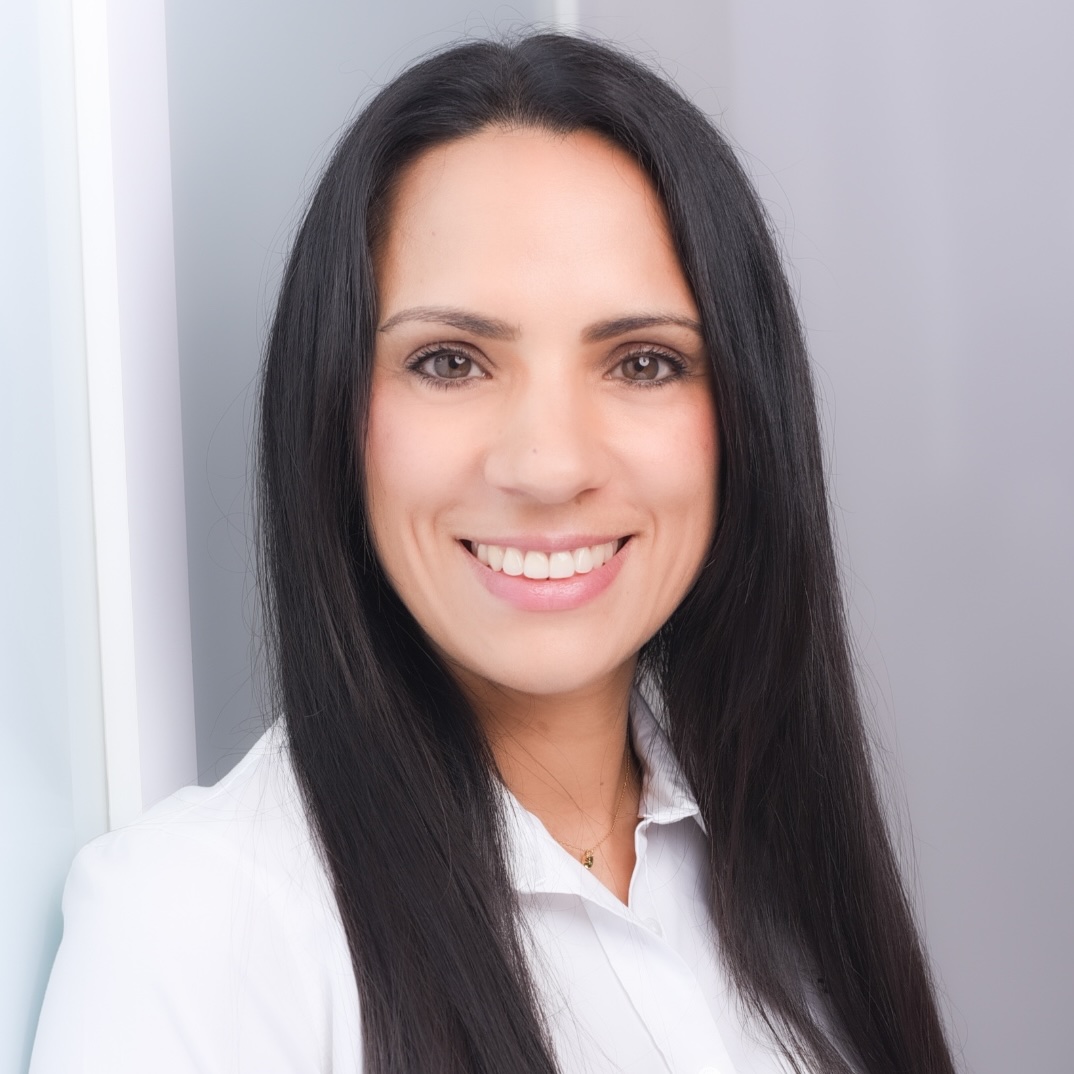 Klientin in einem warm gestalteten Therapieraum mit Pflanzen und Büchern